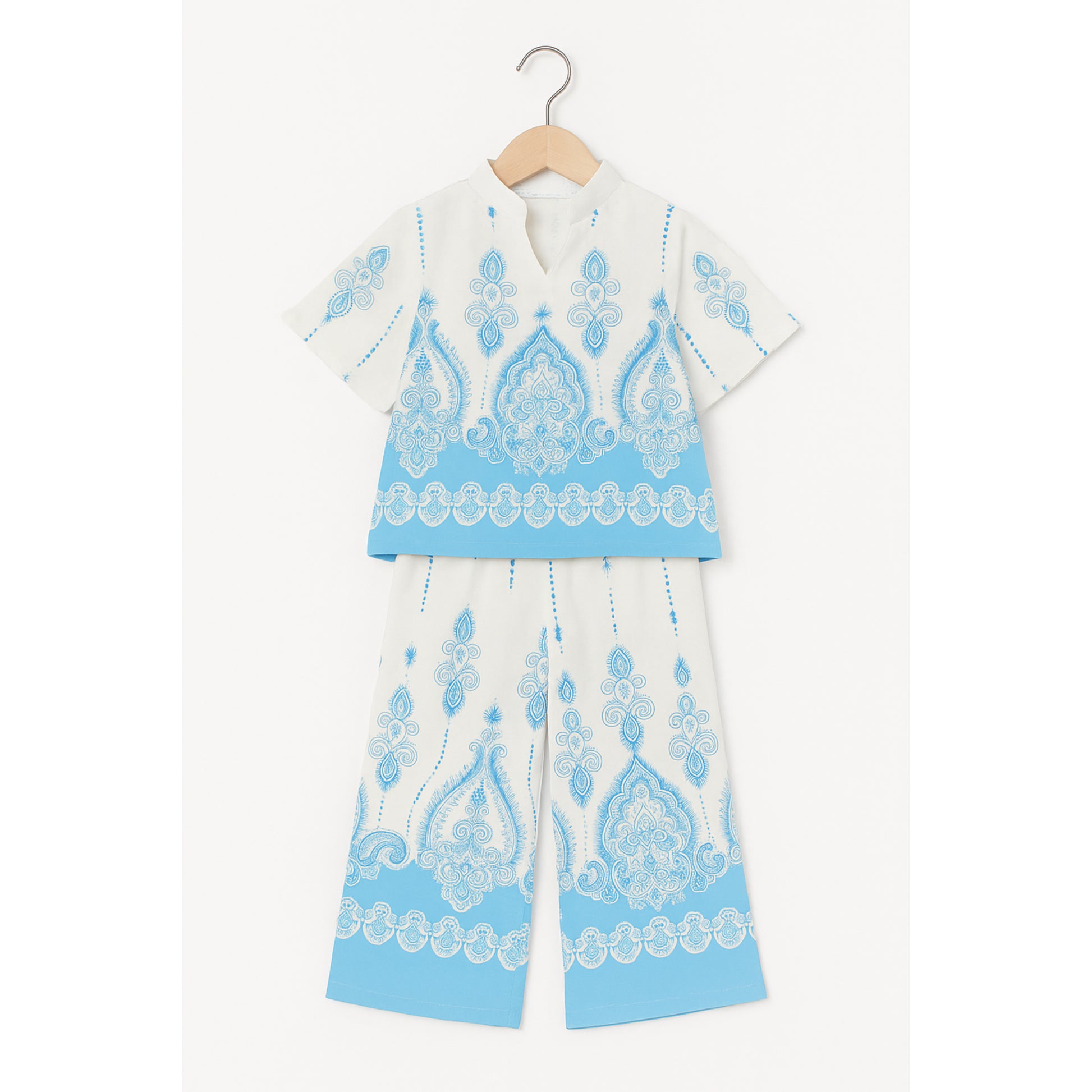 Meisjes tweedelig zomerpak in wit-blauw – luchtig en stijlvol