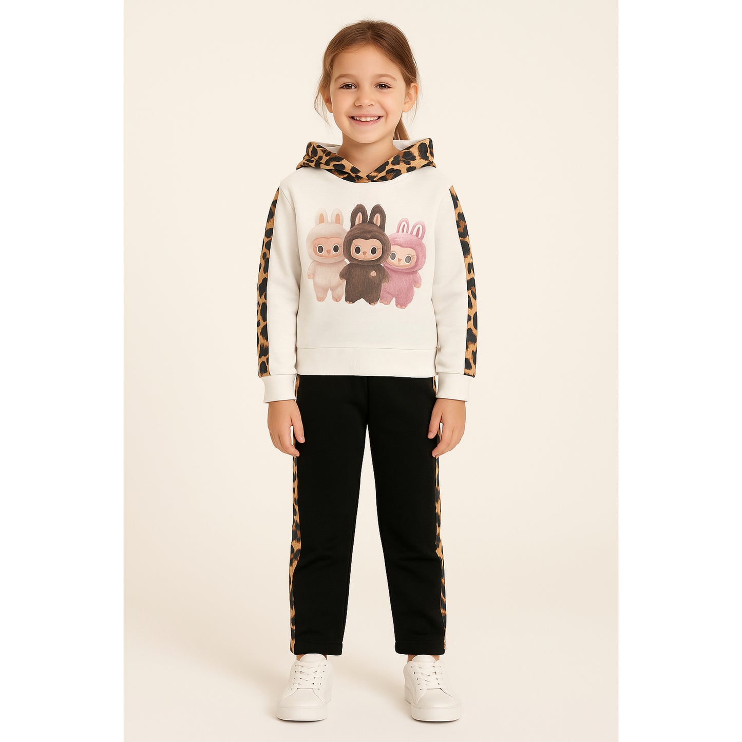 Meisjes trainingspak met konijnenprint – wit sweatshirt met luipaarddetails en zwarte broek