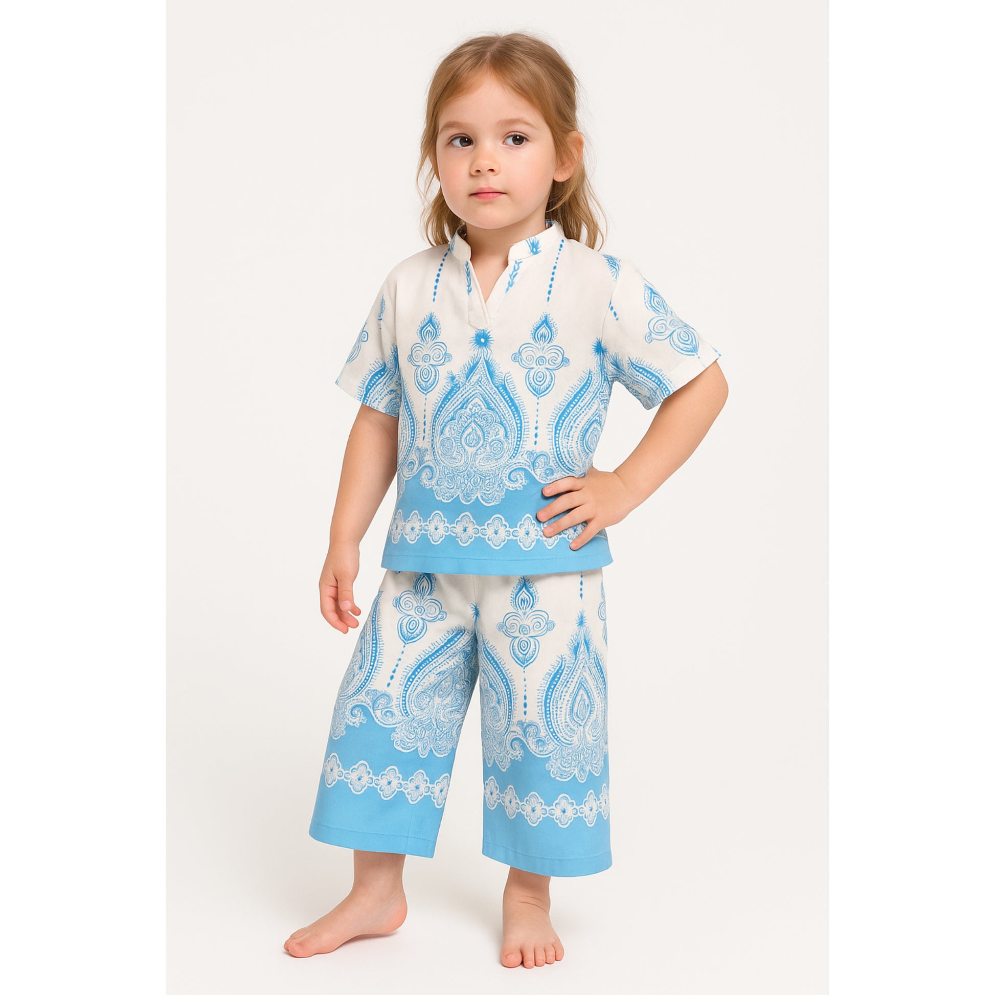 Meisjes tweedelig zomerpak in wit-blauw – luchtig en stijlvol
