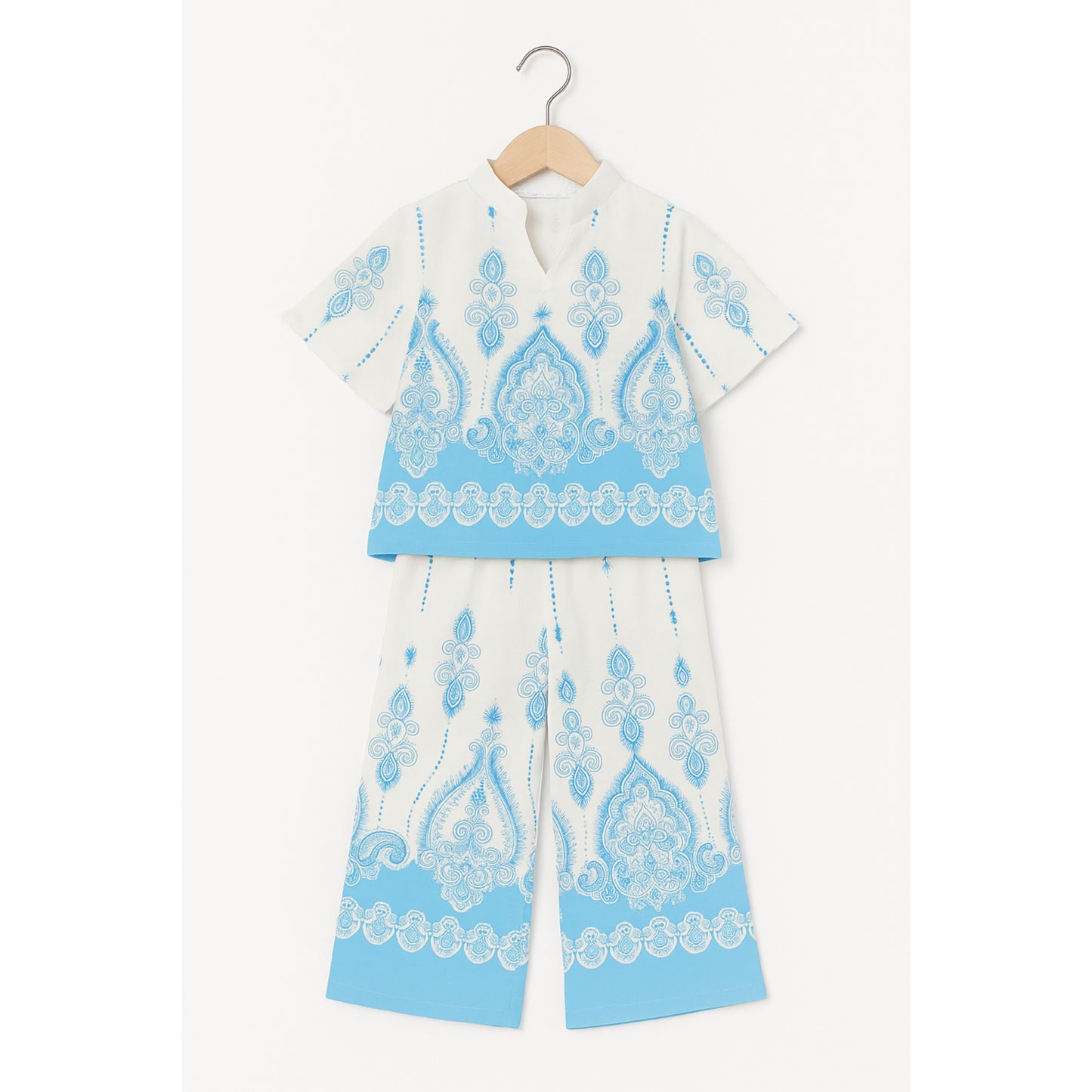Meisjes tweedelig zomerpak in wit-blauw – luchtig en stijlvol