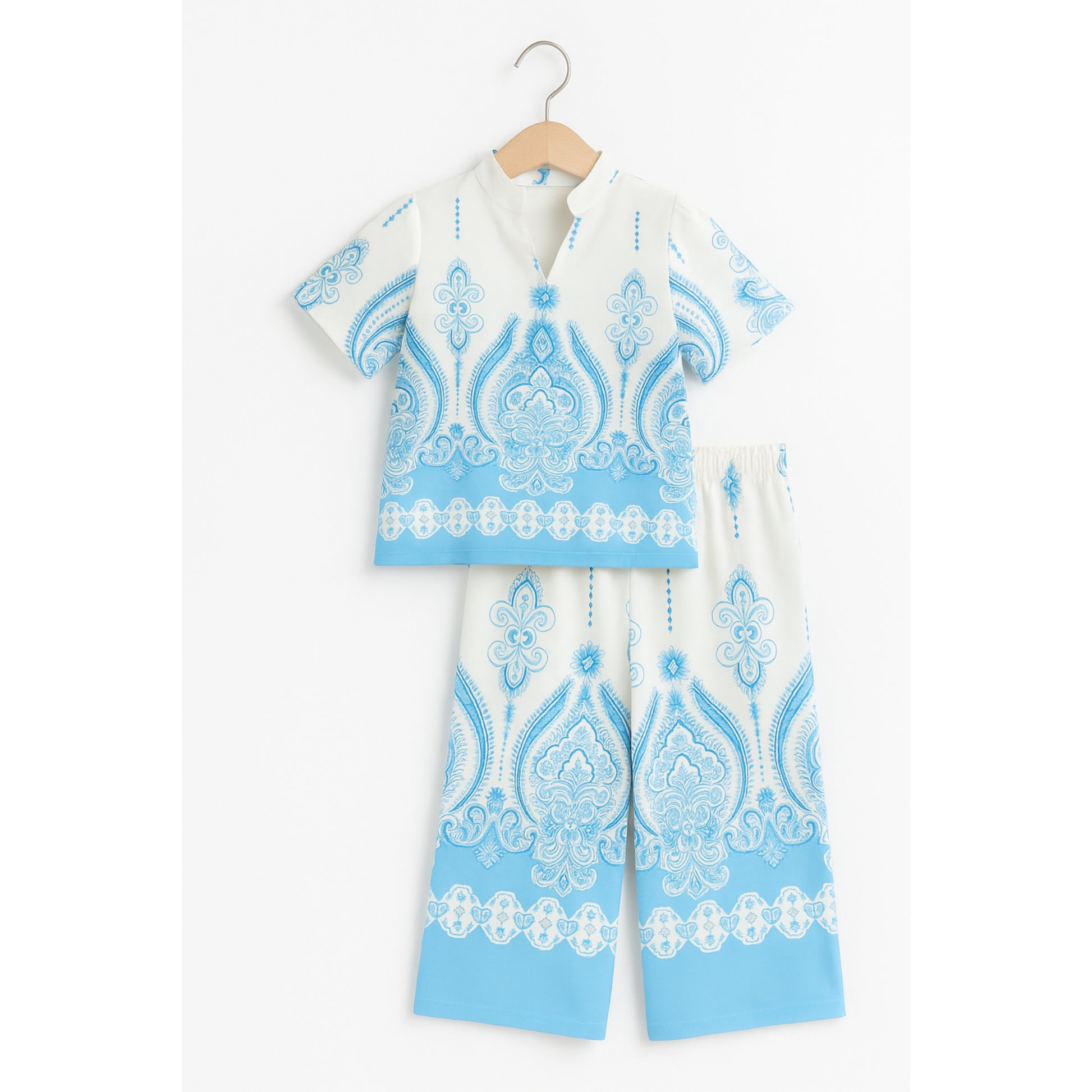 Meisjes tweedelig zomerpak in wit-blauw – luchtig en stijlvol