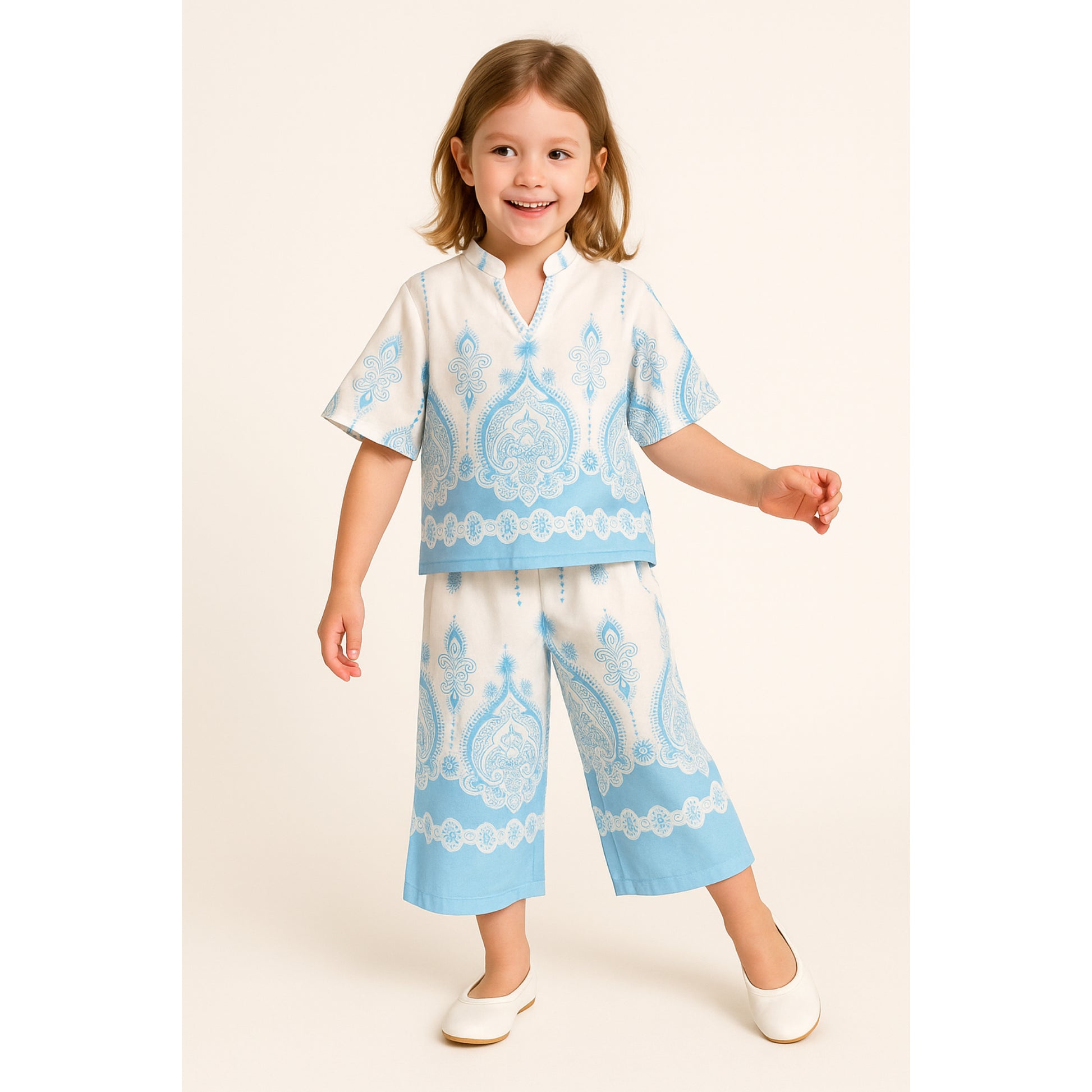Meisjes tweedelig zomerpak in wit-blauw – luchtig en stijlvol