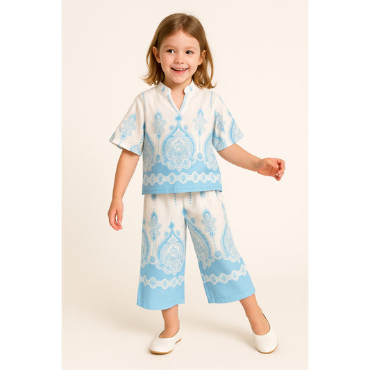 Meisjes tweedelig zomerpak in wit-blauw – luchtig en stijlvol