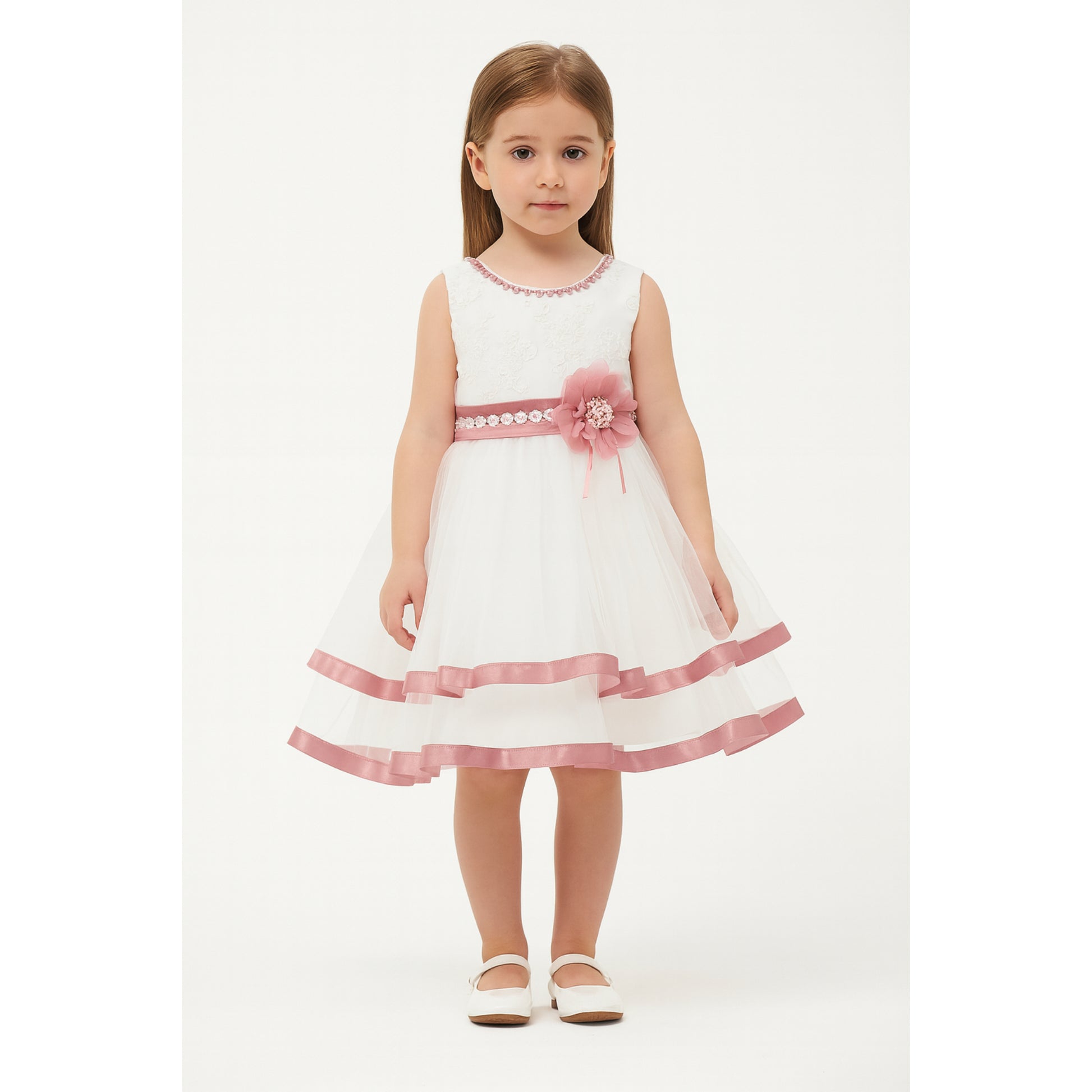 Witte feestjurk voor meisjes met roze satijnen details en bloemaccent