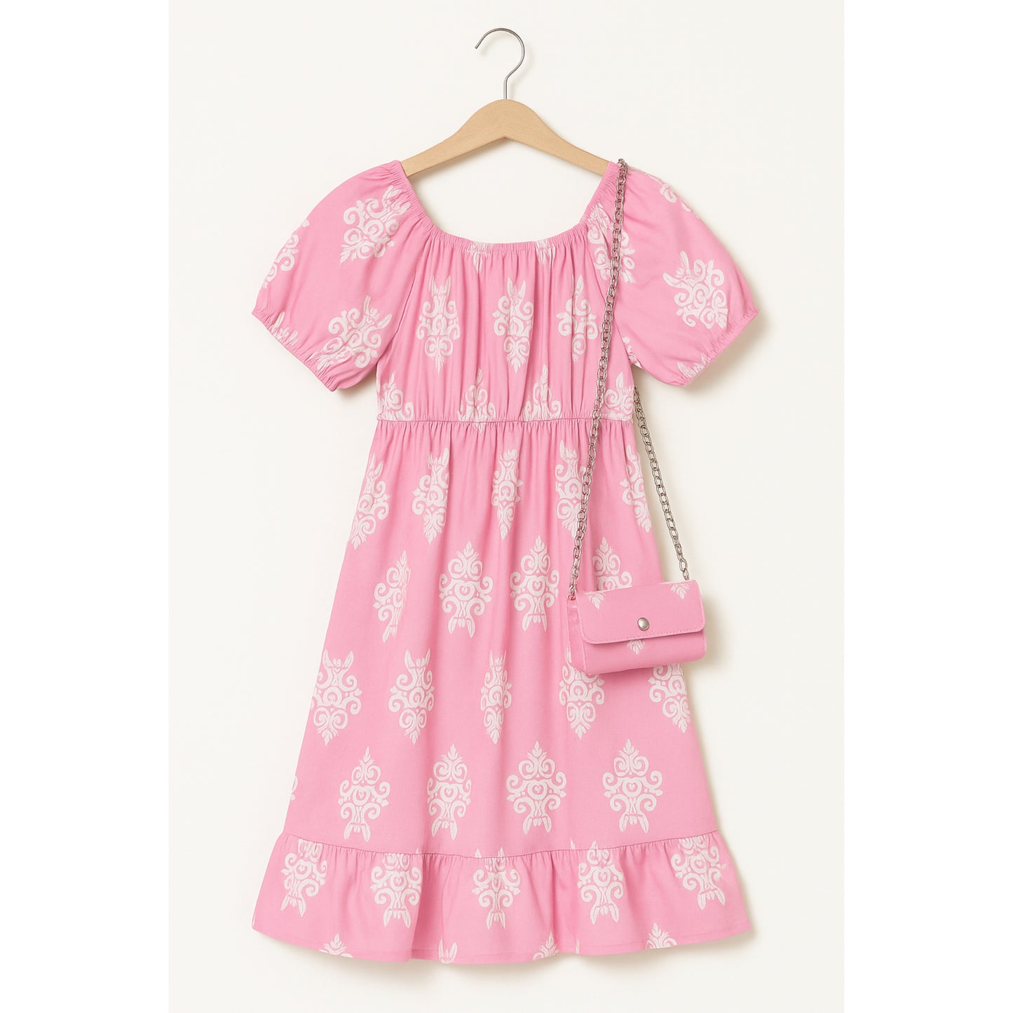 Meisjesjurk roze met witte print – pofmouwen en ruches