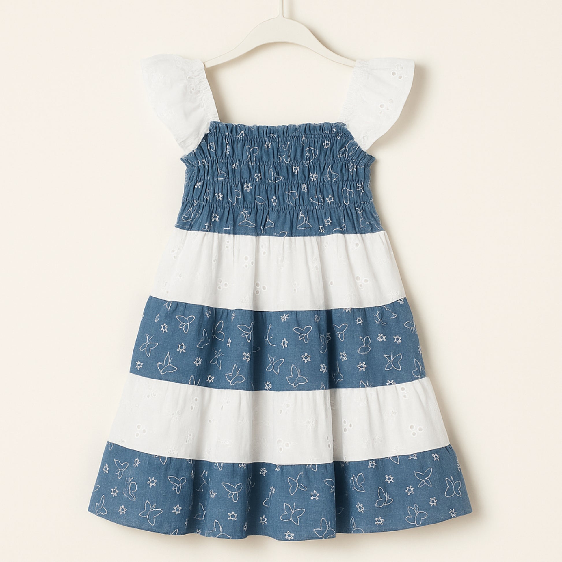 Meisjes jurk blauw-wit met vlinderborduursel en ruches – zomerse knopenjurk