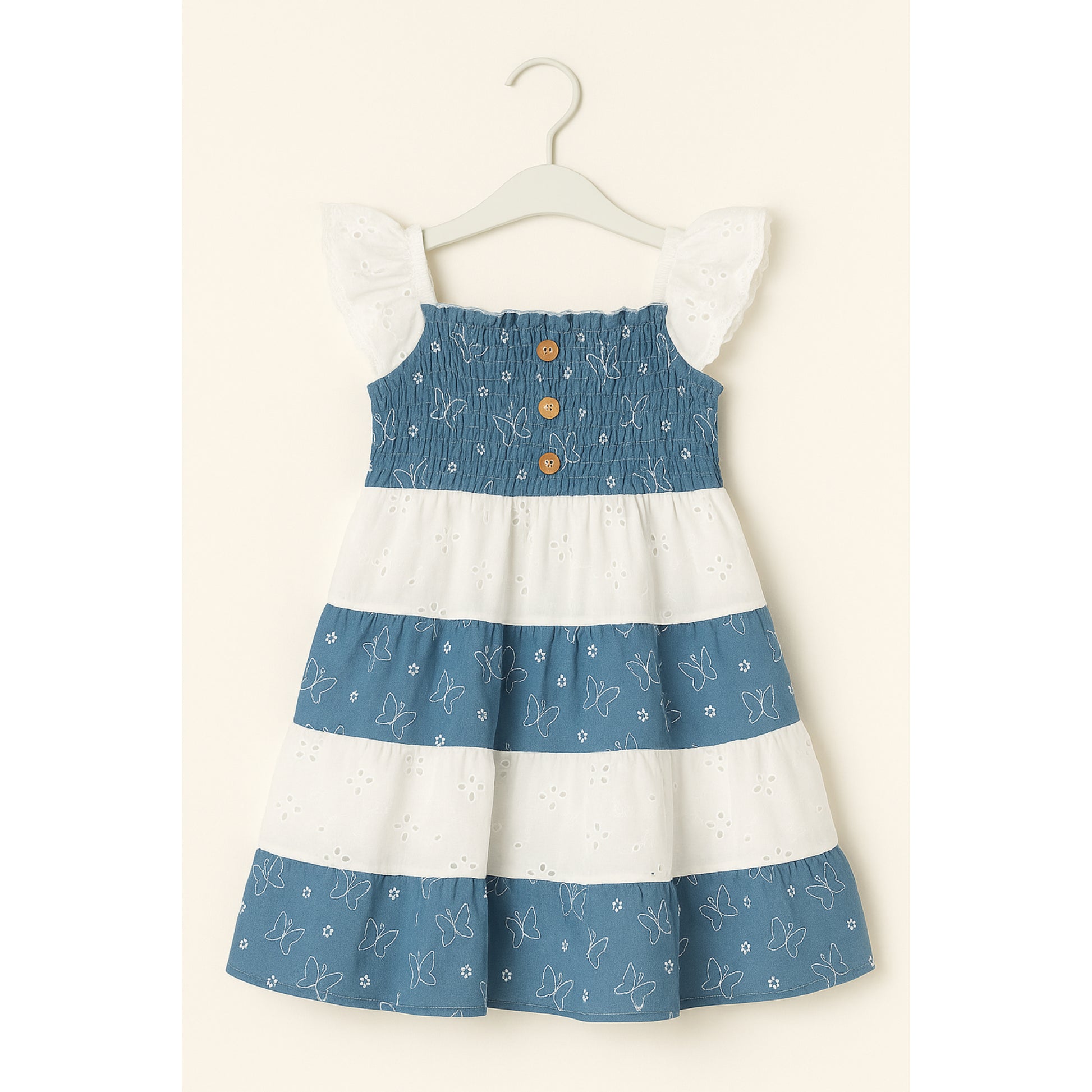 Meisjes jurk blauw-wit met vlinderborduursel en ruches – zomerse knopenjurk