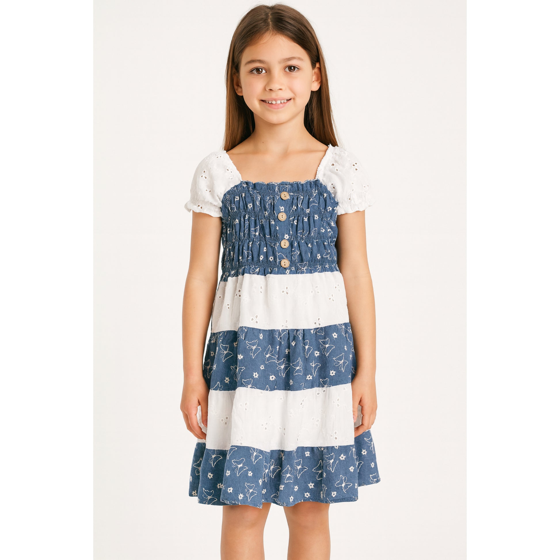 Meisjes jurk blauw-wit met vlinderborduursel en ruches – zomerse knopenjurk