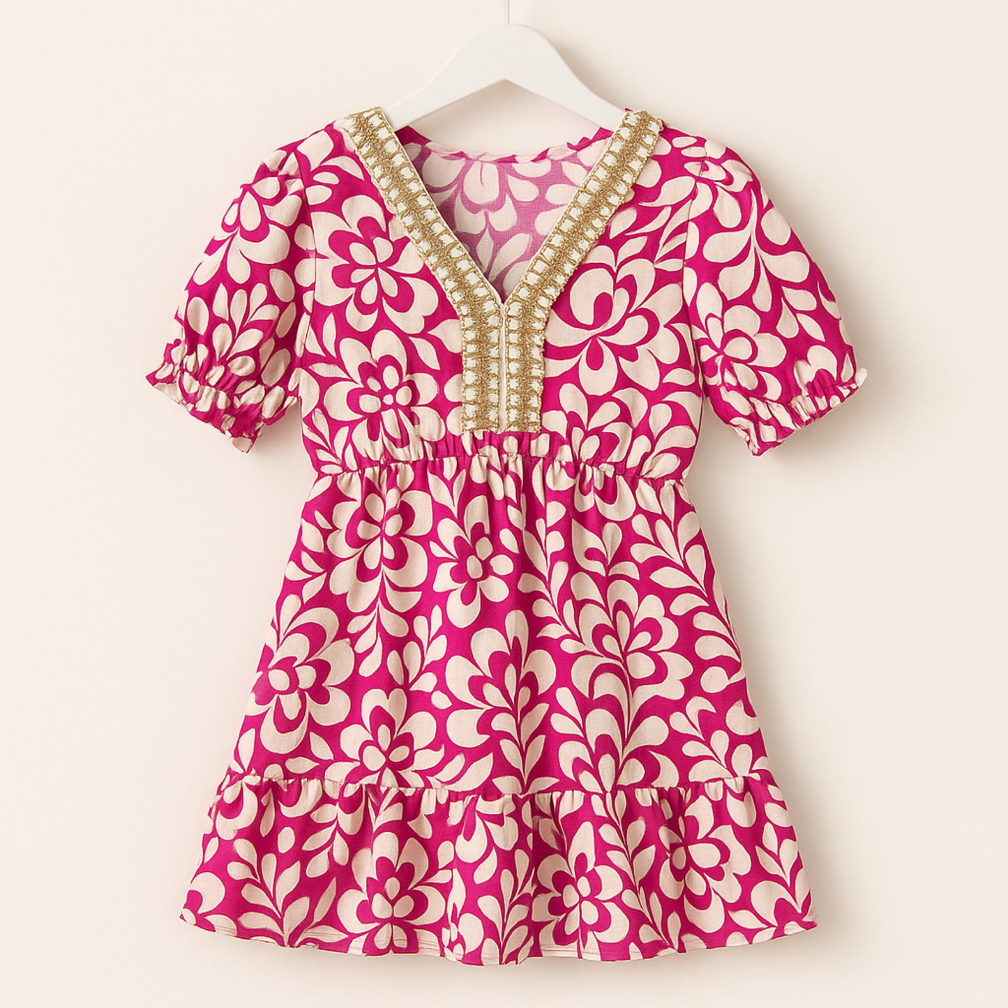 Meisjes jurk roze met bloemen – V-hals en gouden details